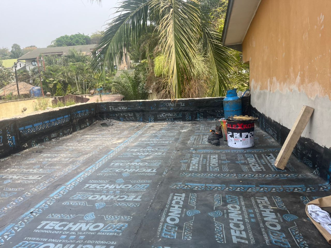 Application d'étanchéité sur toiture — Service étanchéité Kinshasa